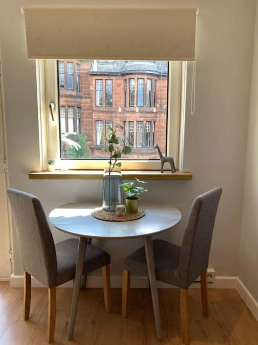 Rustic Floor West End Pad With Balcony, Parking Next To Byers Road, Aston Lane, Uni *