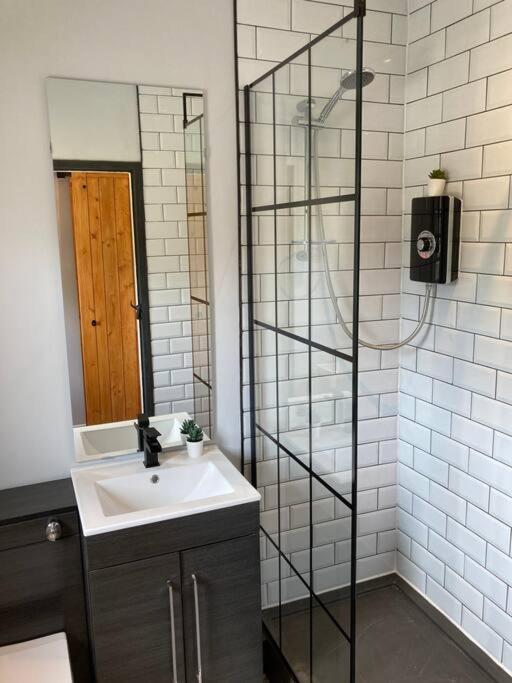 Rustic Floor West End Pad With Balcony, Parking Next To Byers Road, Aston Lane, Uni Apartment