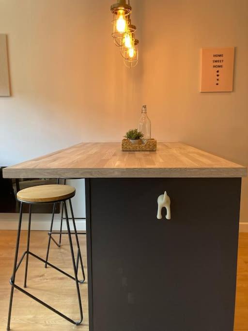 Apartment Rustic Floor West End Pad With Balcony, Parking Next To Byers Road, Aston Lane, Uni