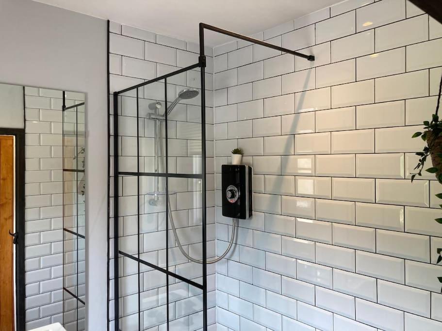 Rustic Floor West End Pad With Balcony, Parking Next To Byers Road, Aston Lane, Uni Apartment *