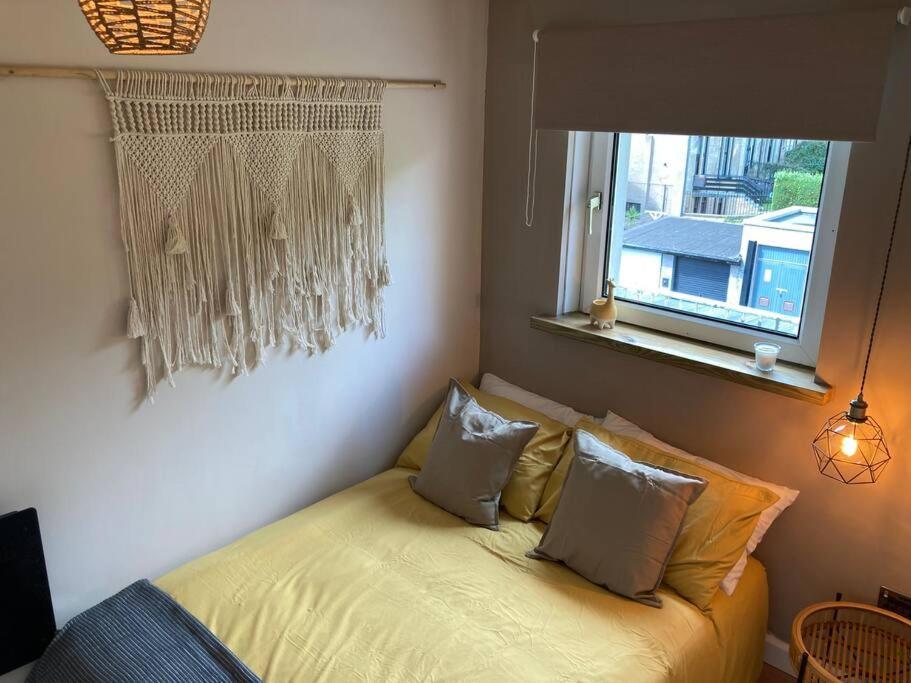 Rustic Floor West End Pad With Balcony, Parking Next To Byers Road, Aston Lane, Uni Apartment Glasgow