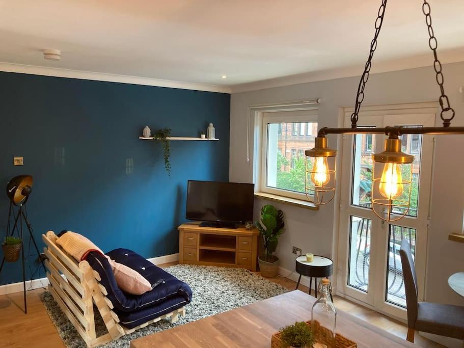 Rustic Floor West End Pad With Balcony, Parking Next To Byers Road, Aston Lane, Uni * Glasgow