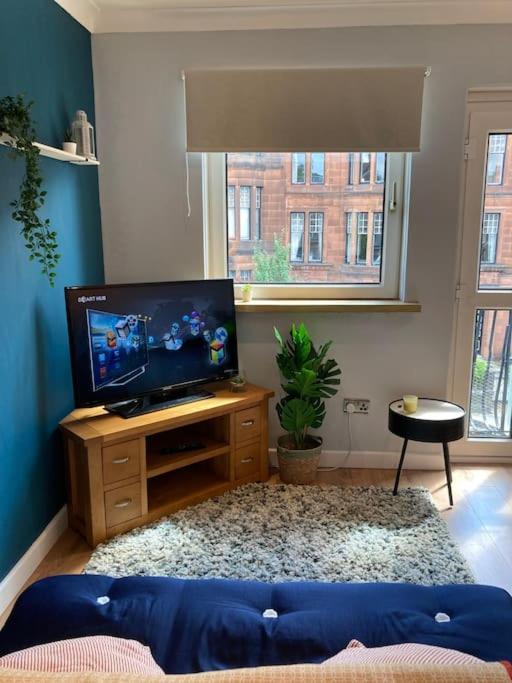 Apartment Rustic Floor West End Pad With Balcony, Parking Next To Byers Road, Aston Lane, Uni *