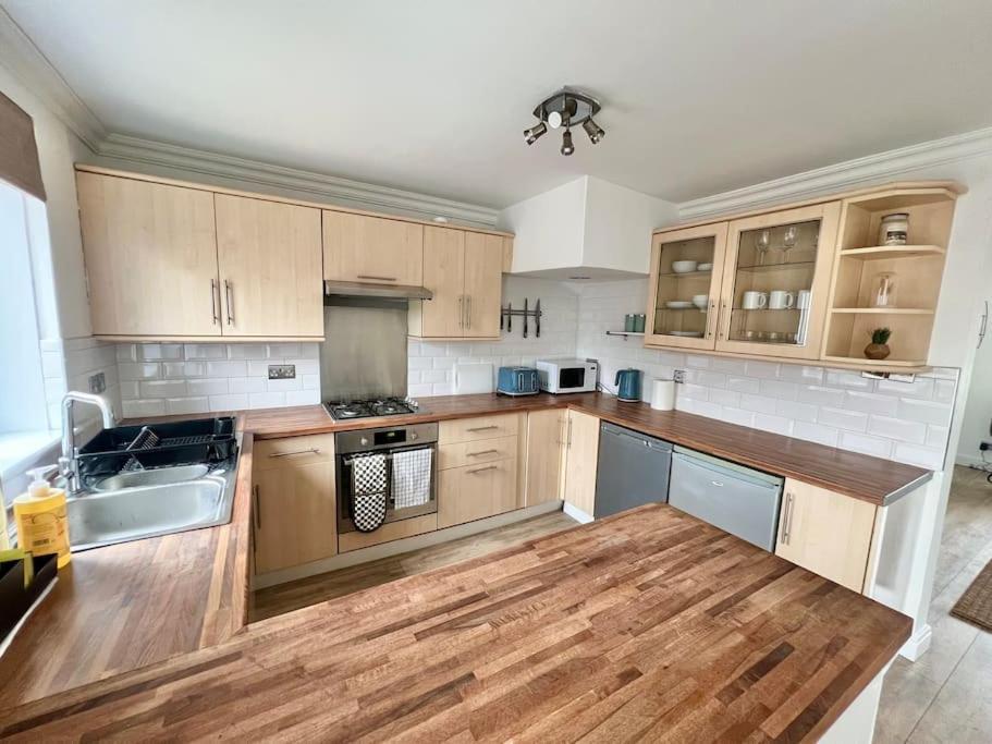 Ideal 3 Bed In With Free Parking * Glasgow