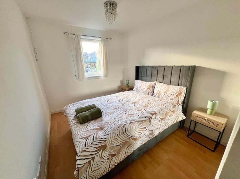 Ideal 3 Bed In With Free Parking Holiday home *