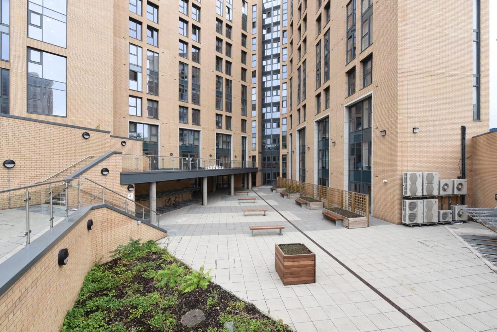 For Students Only Cosy Ensuite With Private Bathrooms At Dobbie's Point In Apartment