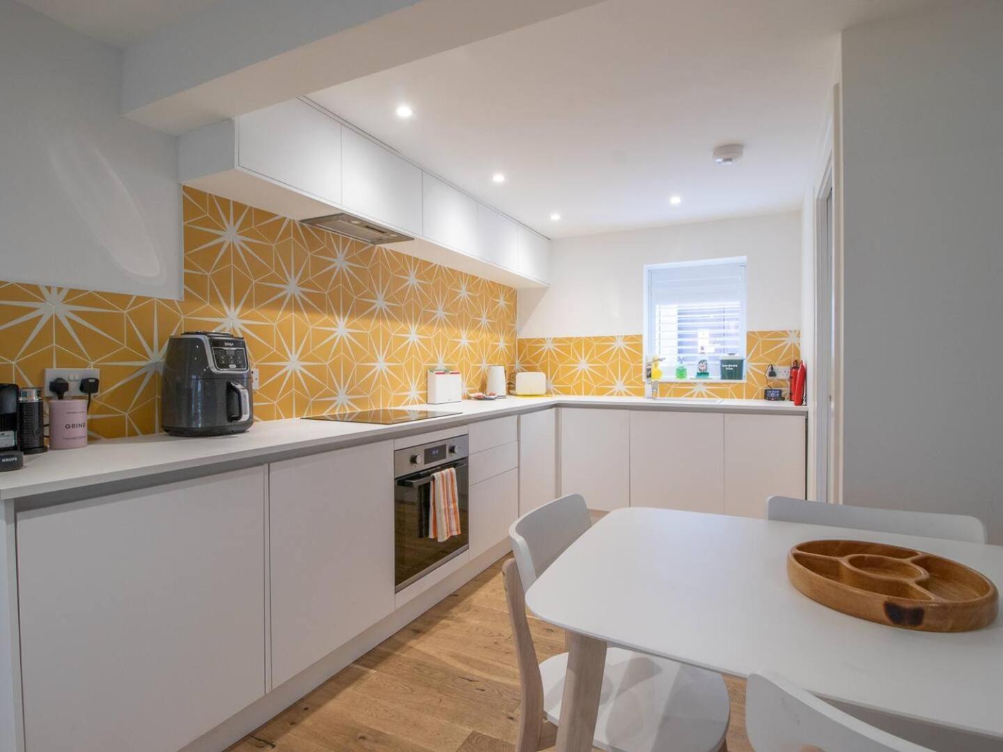 Pass The Keys Stylish West End Detached Mews Holiday home