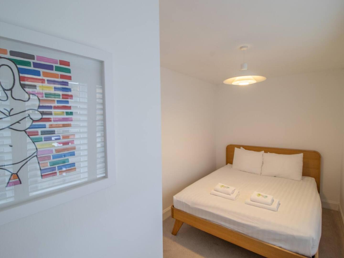 Pass The Keys Stylish West End Detached Mews Holiday home