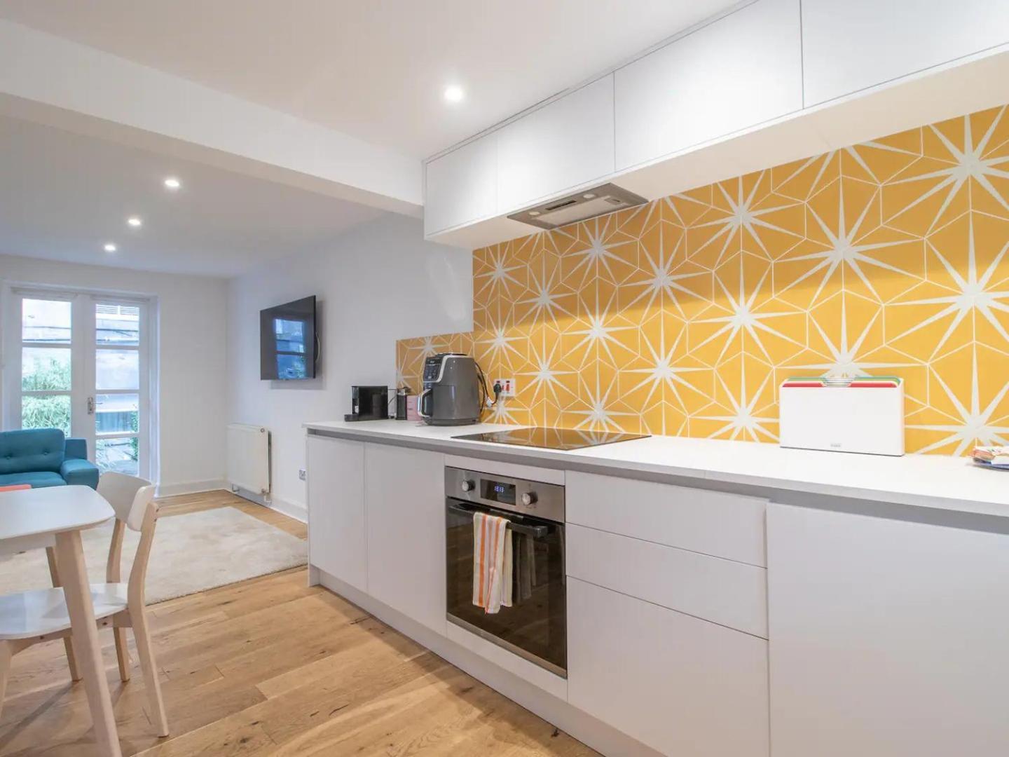 Holiday home Pass The Keys Stylish West End Detached Mews