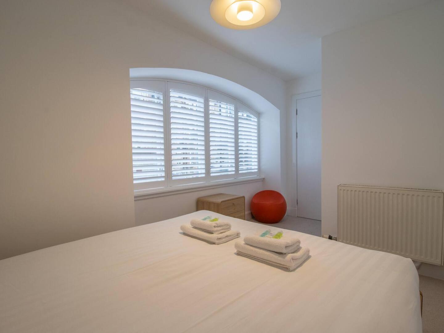 Pass The Keys Stylish West End Detached Mews *