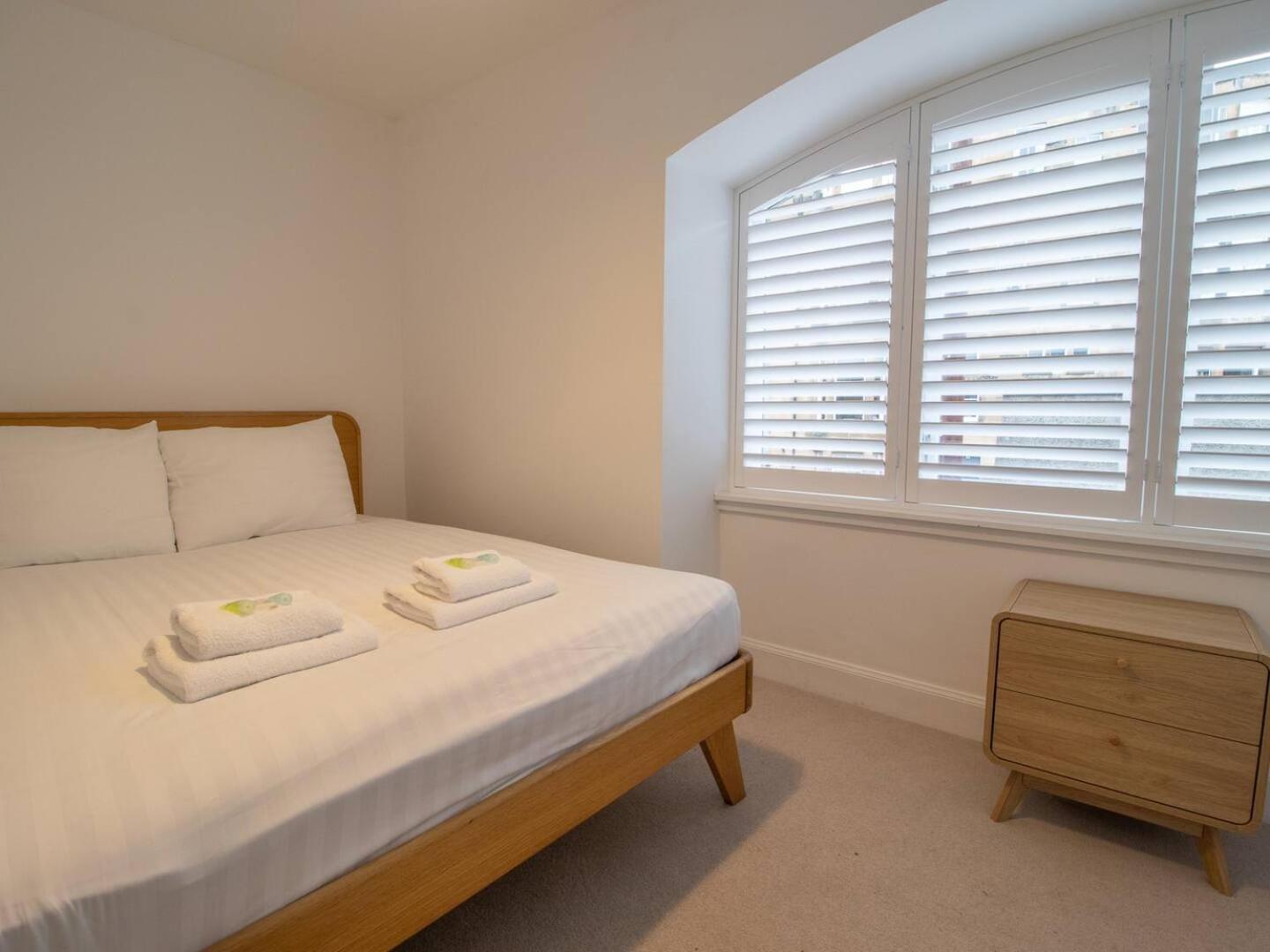 Pass The Keys Stylish West End Detached Mews Holiday home *