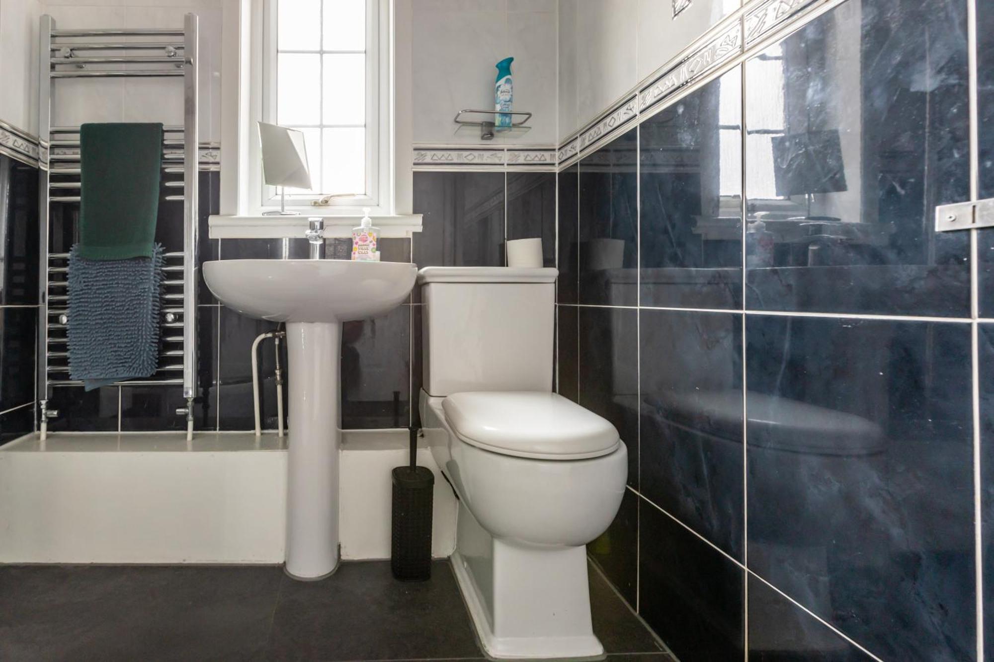Ideal 3 Bed In With Free Parking *