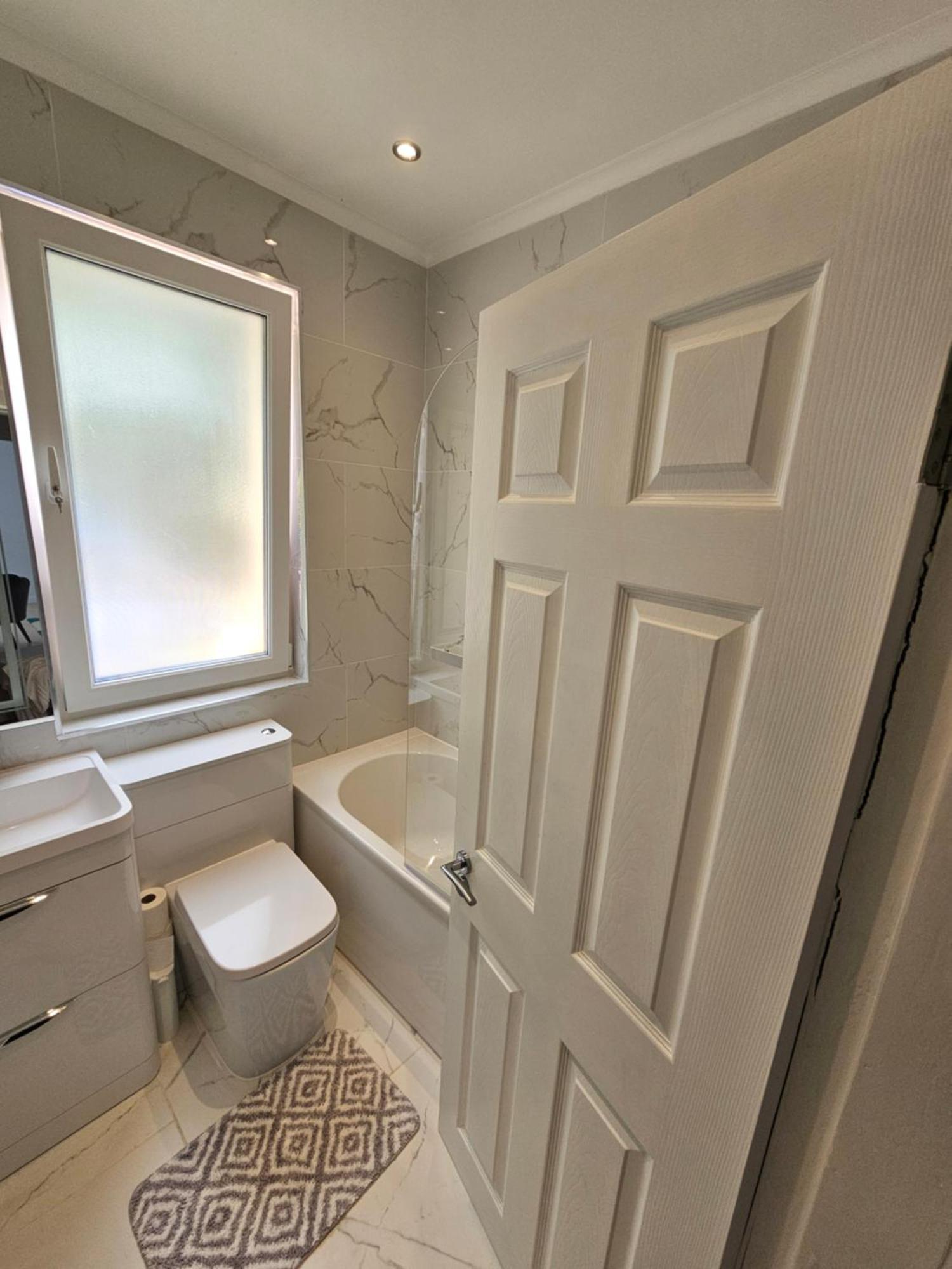 Lovely House With Private Parking! Glasgow! *