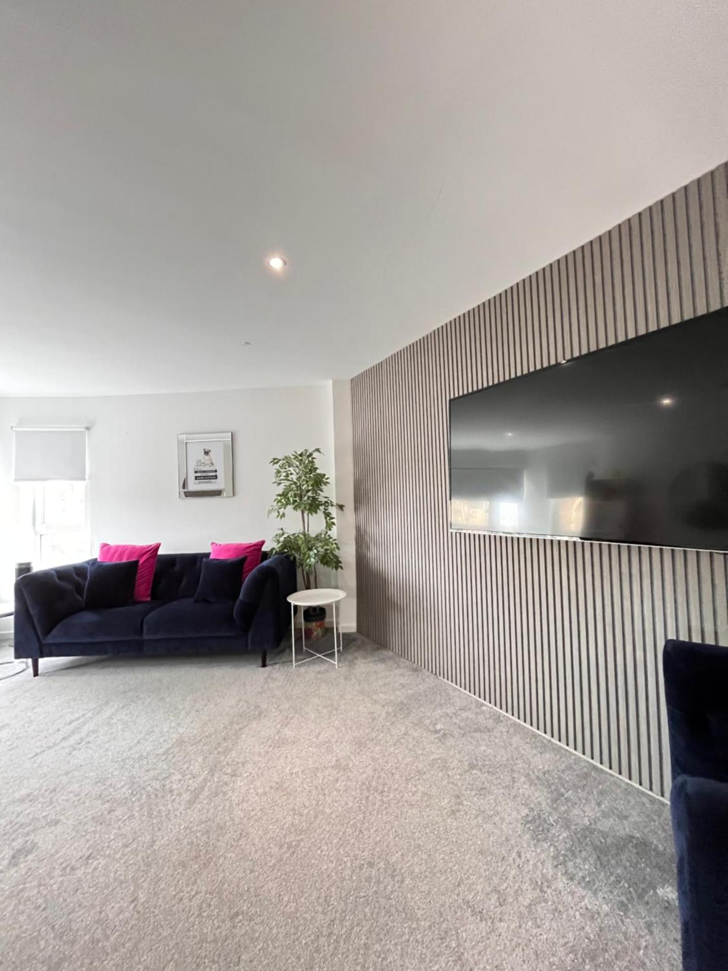 Glas-go 2 Bedroom 3 Min Walk To Secc Hydro Free Parking Onsite Apartment *