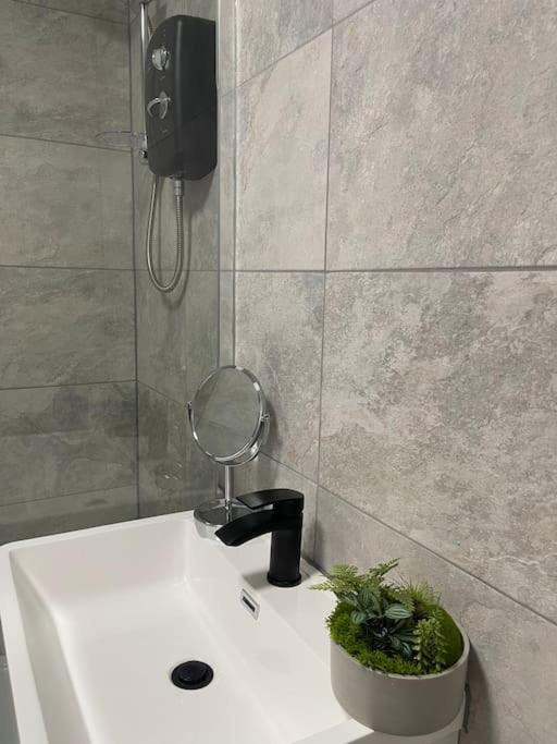 Modern 2 Bedroom City Apartment *