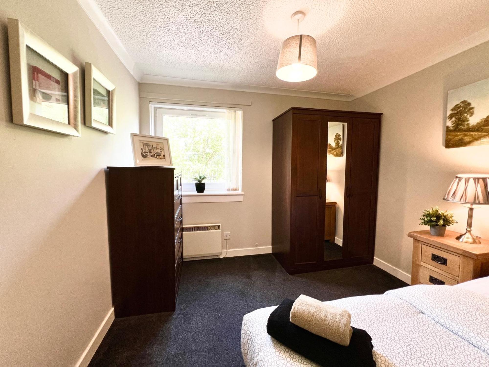 Spacious 2 Bed-flat In - Free Parking