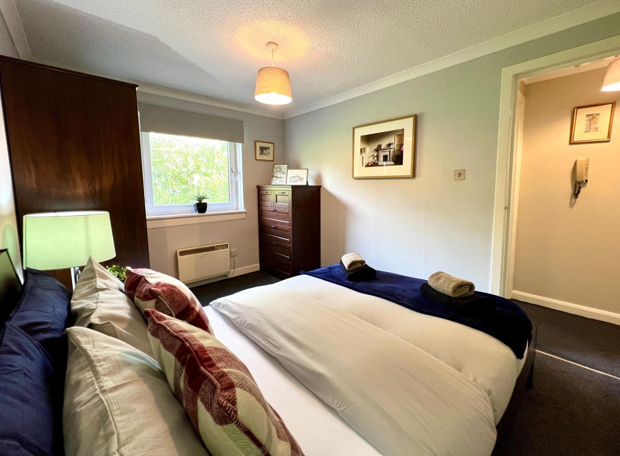 Spacious 2 Bed-flat In - Free Parking Apartment *