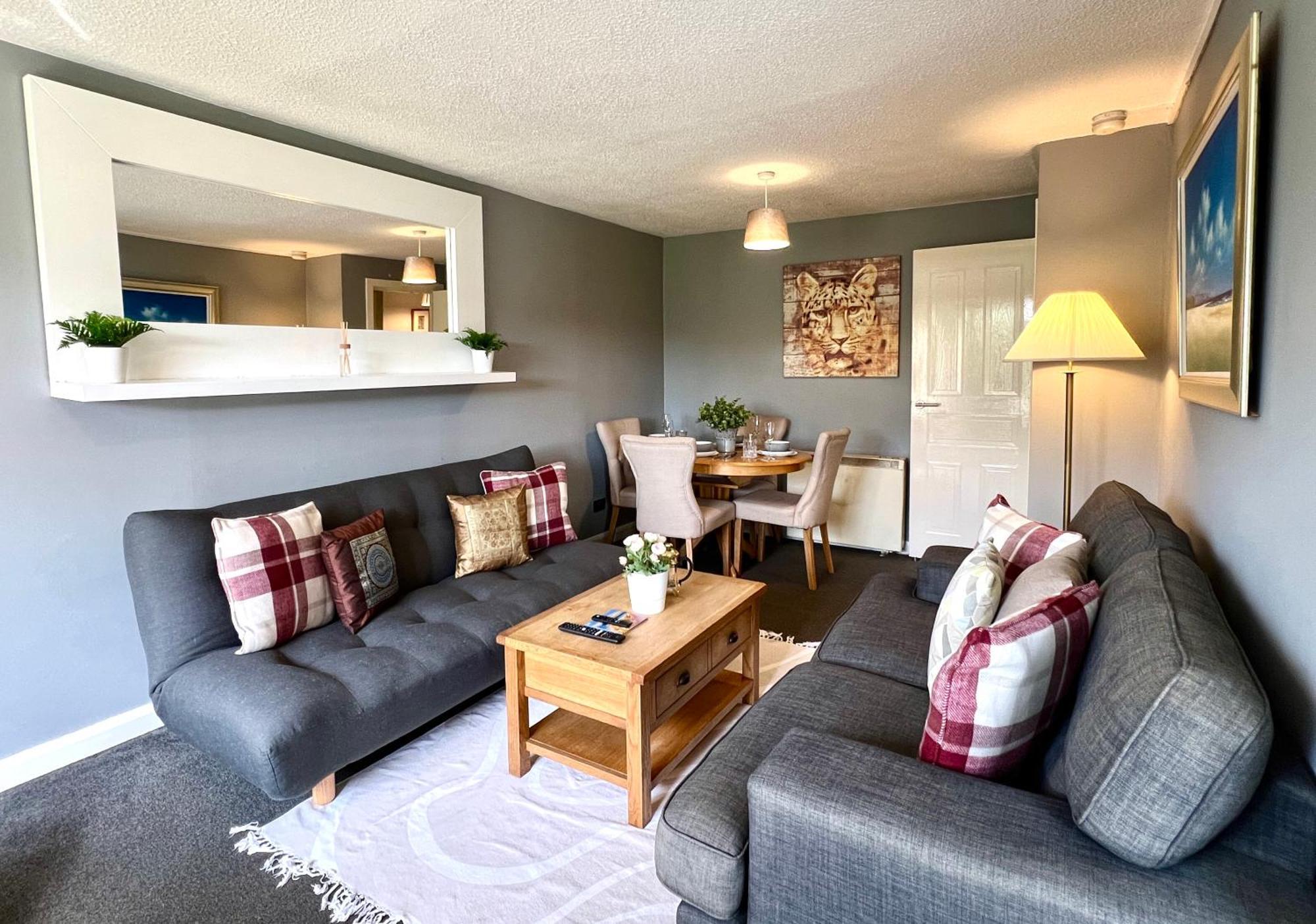 Spacious 2 Bed-flat In - Free Parking Glasgow