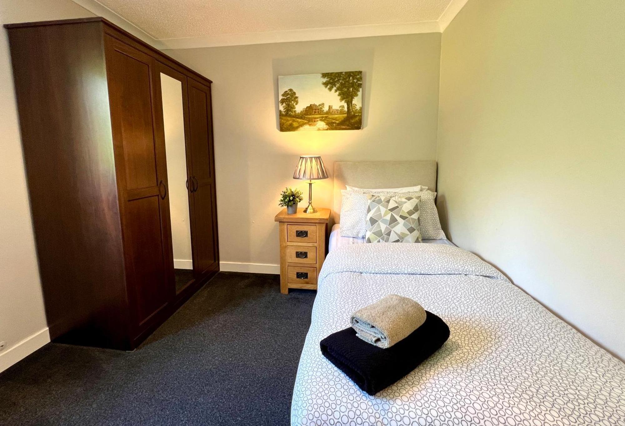 Spacious 2 Bed-flat In - Free Parking