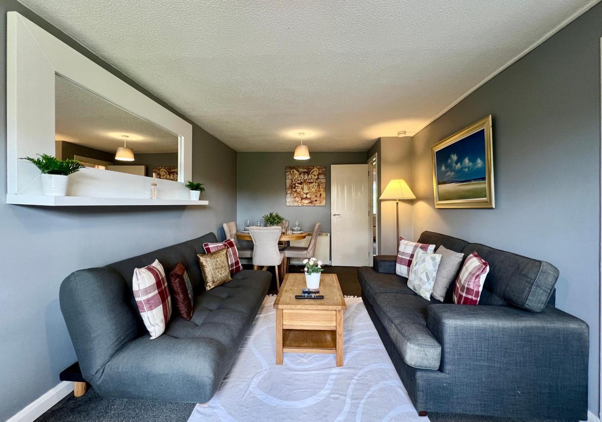 Spacious 2 Bed-flat In - Free Parking Apartment *