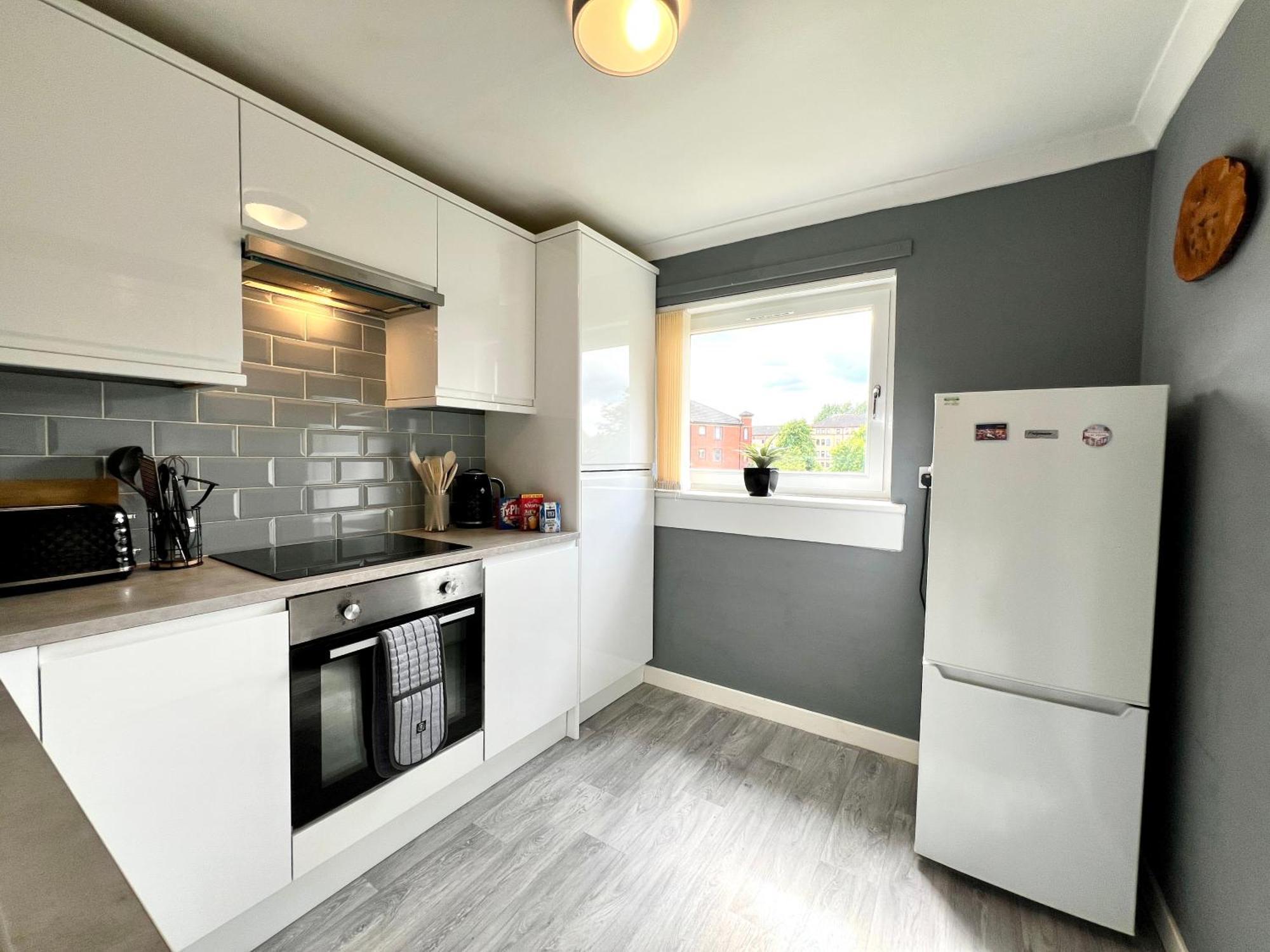 Spacious 2 Bed-flat In - Free Parking