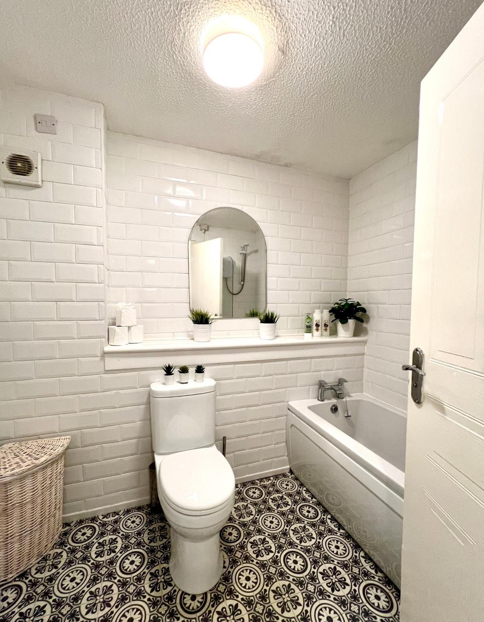 Spacious 2 Bed-flat In - Free Parking Apartment *