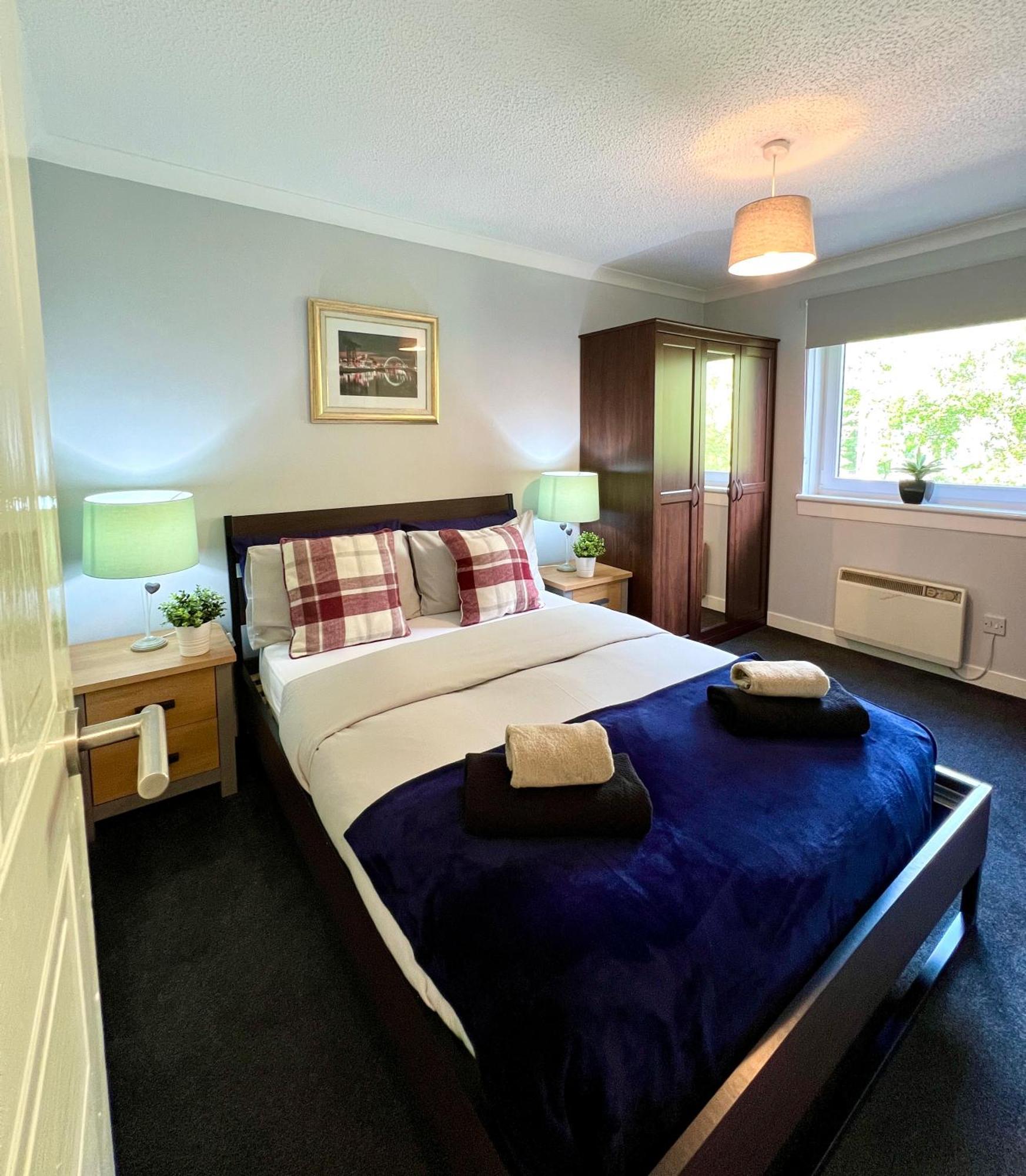 Spacious 2 Bed-flat In - Free Parking * Glasgow