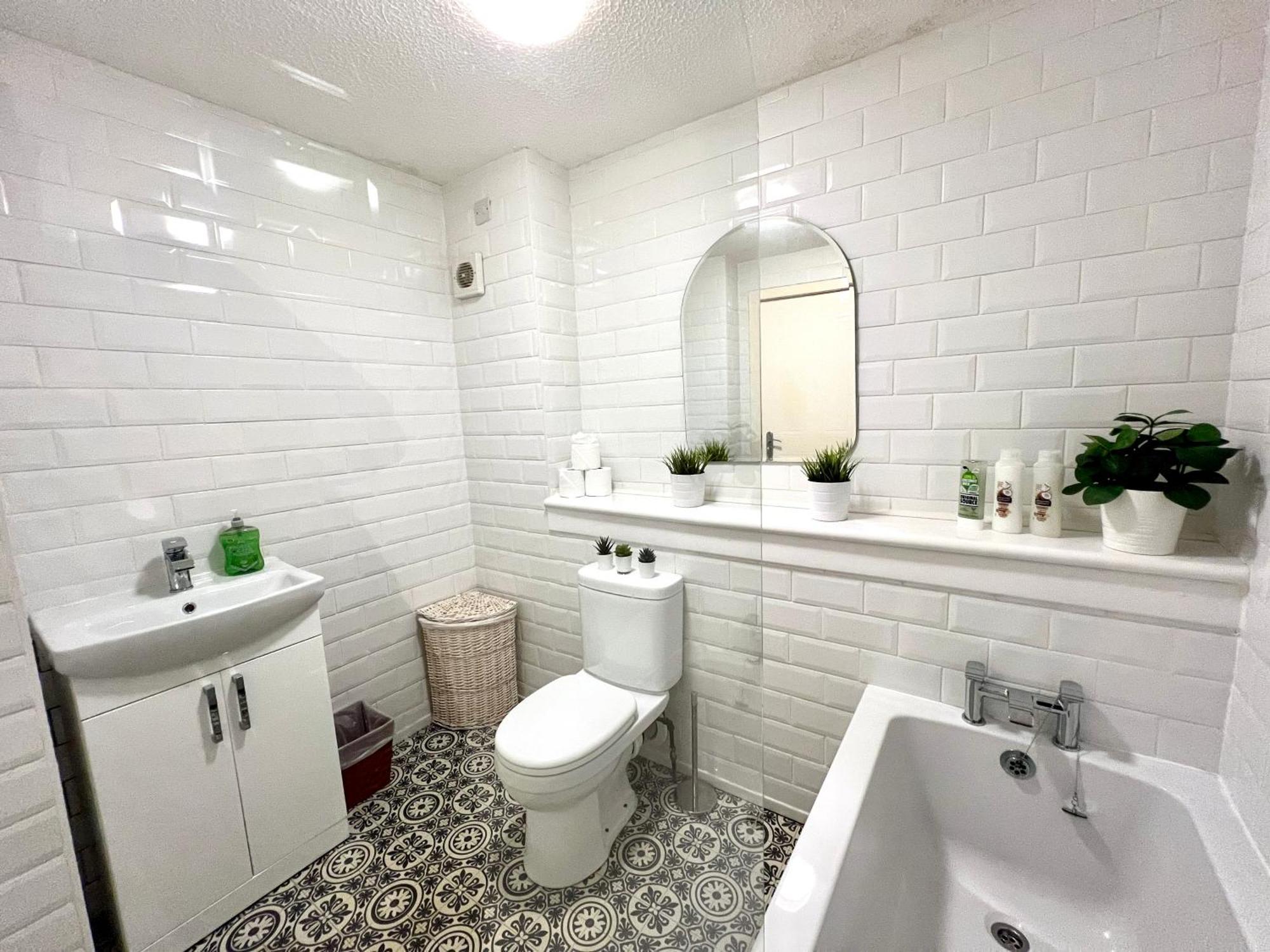 Spacious 2 Bed-flat In - Free Parking