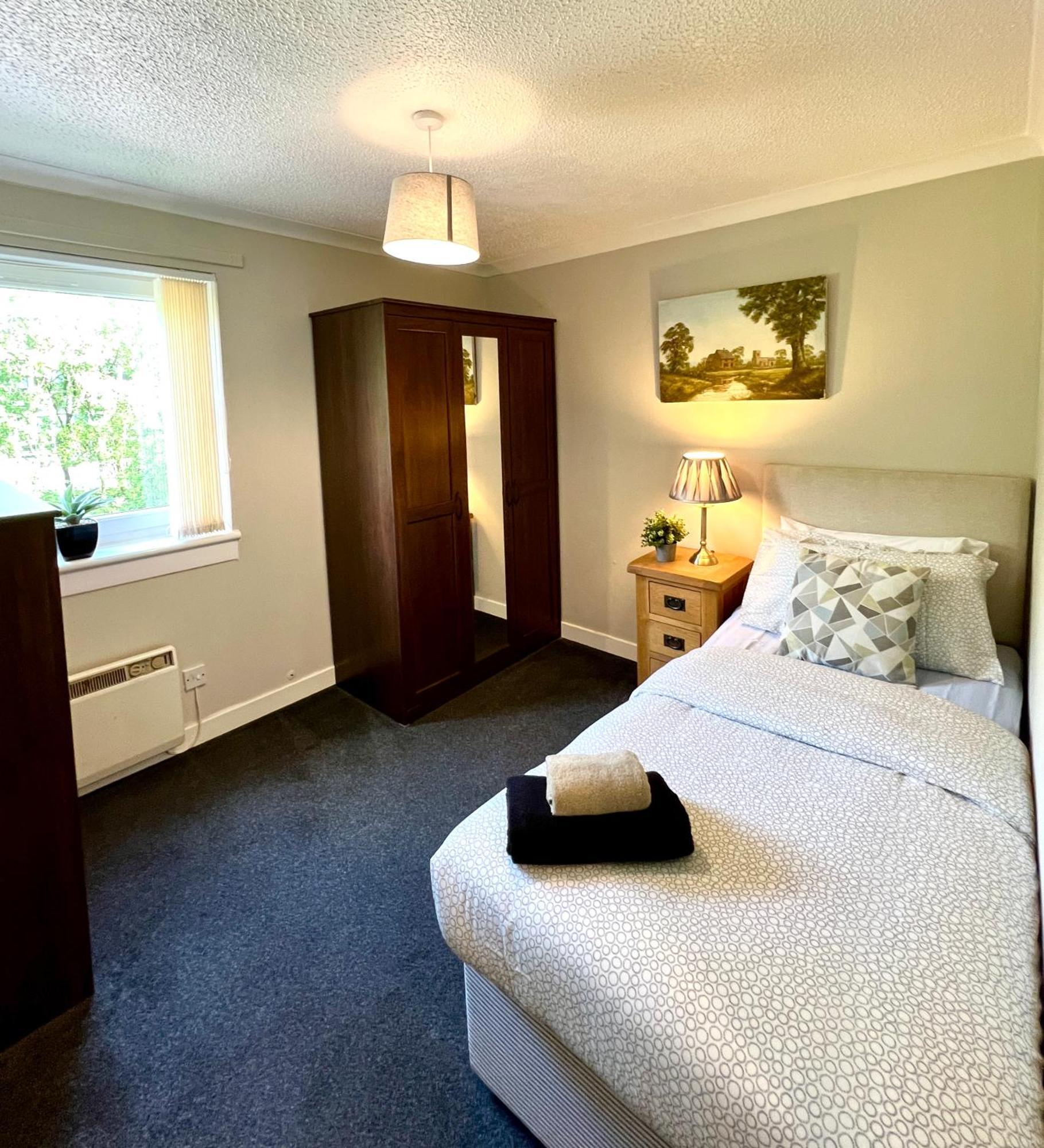 Spacious 2 Bed-flat In - Free Parking Apartment *
