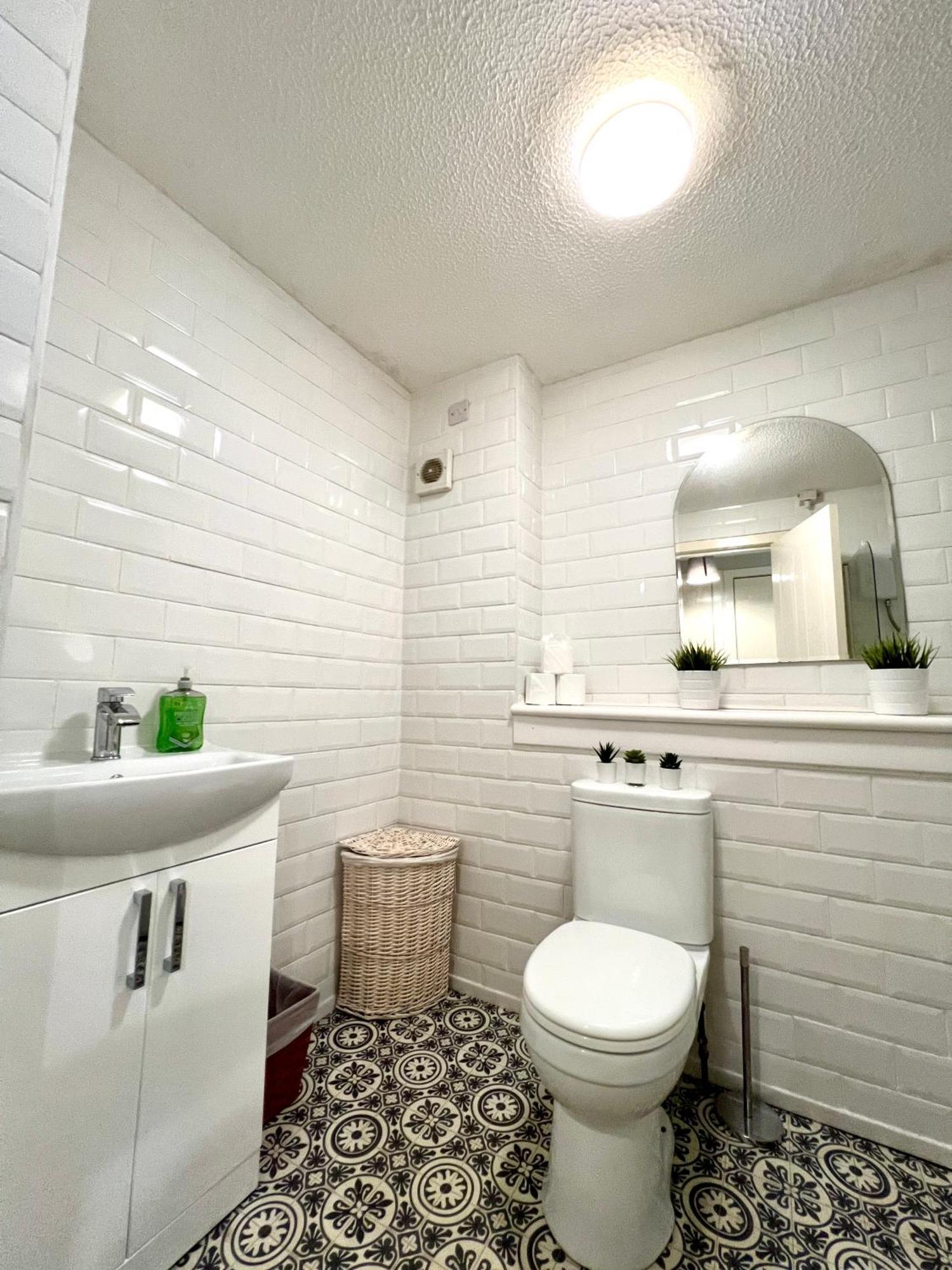 Spacious 2 Bed-flat In - Free Parking Glasgow