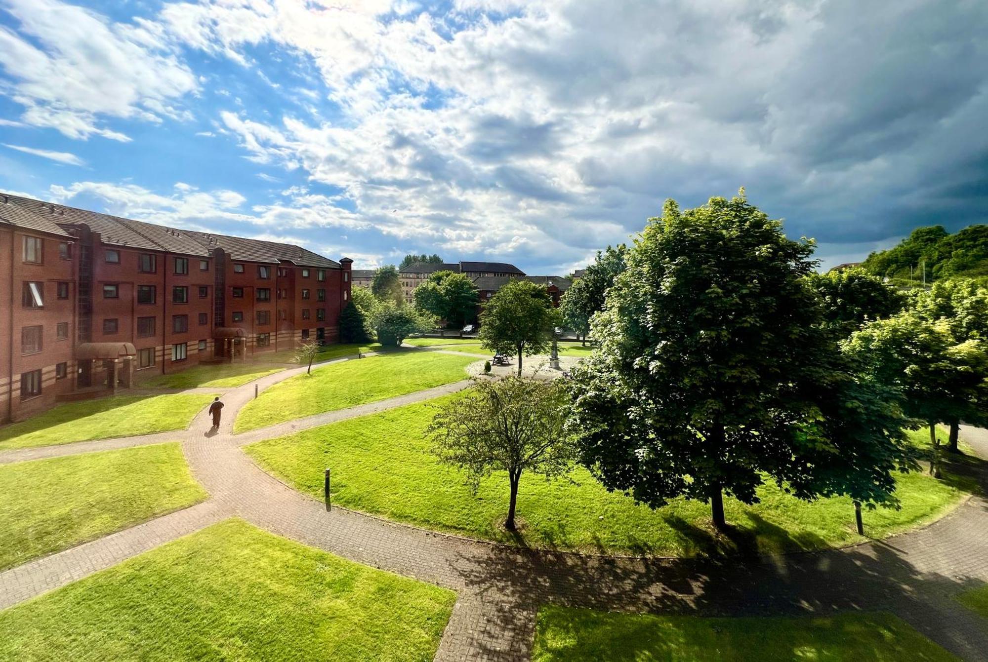 Spacious 2 Bed-flat In - Free Parking * Glasgow