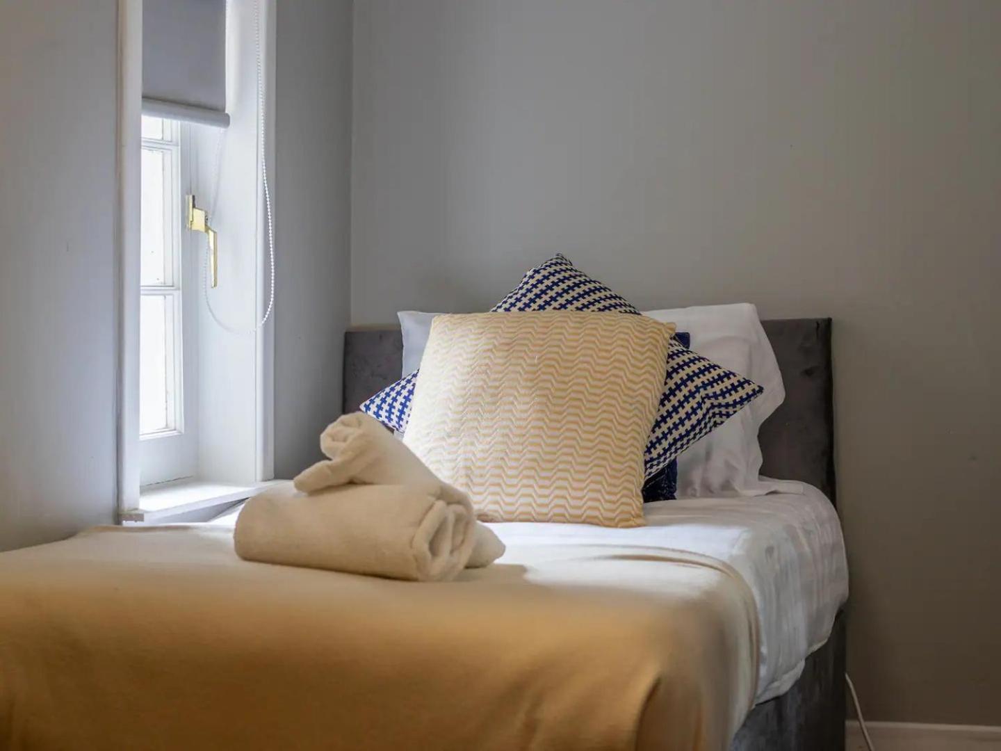 Pass The Keys Private Garden West End With Parking Apartment *