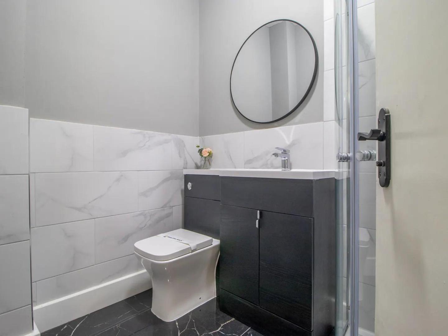Pass The Keys Private Garden West End With Parking Apartment Glasgow