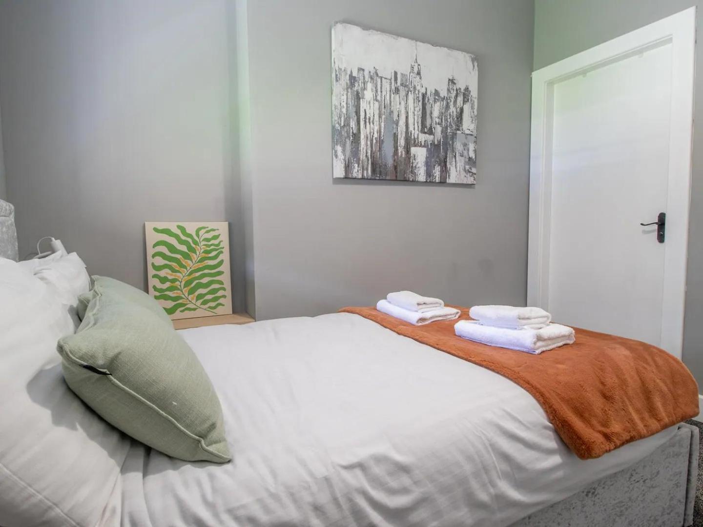 Pass The Keys Private Garden West End With Parking Apartment