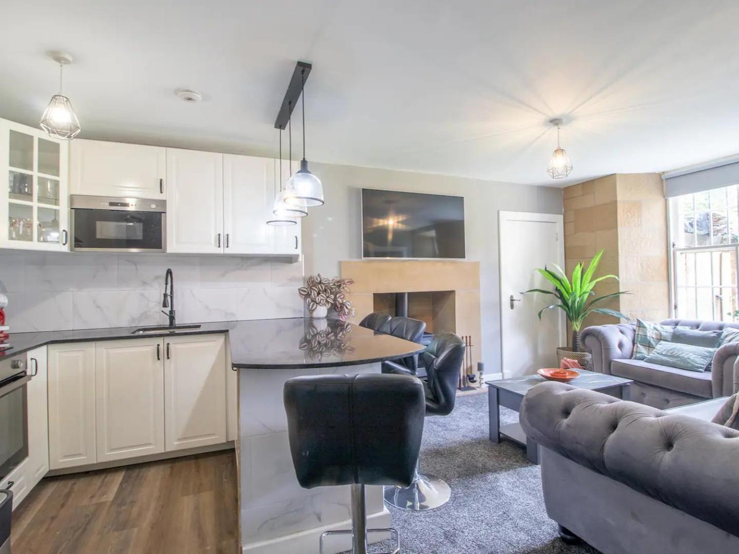 Pass The Keys Private Garden West End With Parking Apartment *