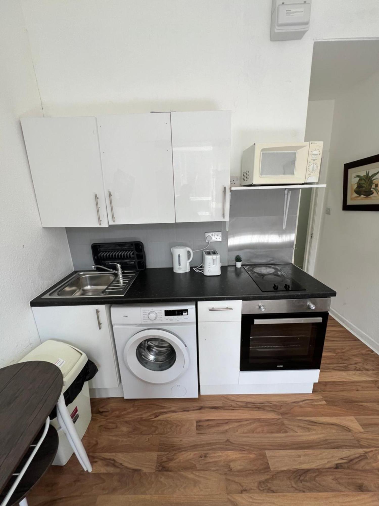 Great Western Road Studio With En Apartment *