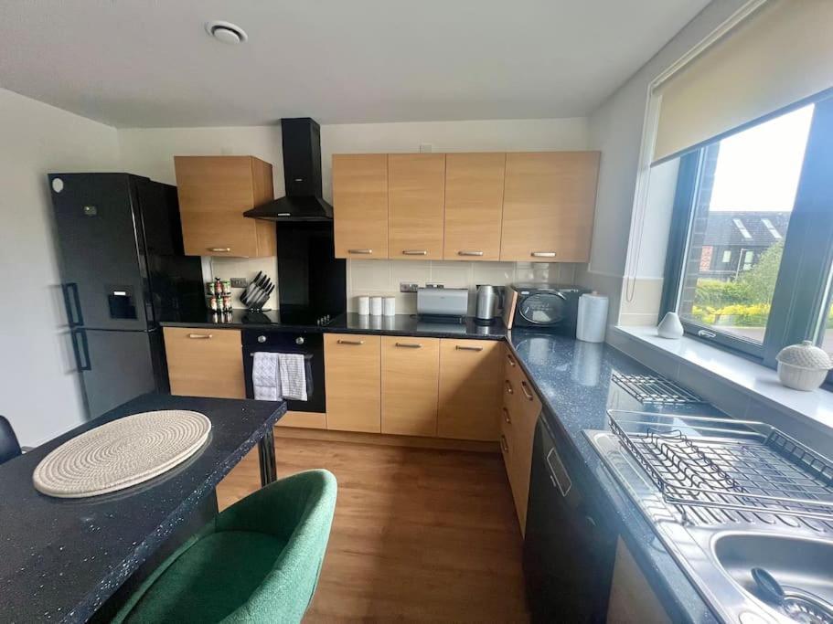 - 5 Bedrooms 4 Bathrooms - Private Parking