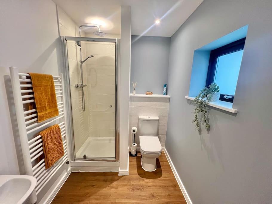- 5 Bedrooms 4 Bathrooms - Private Parking Glasgow