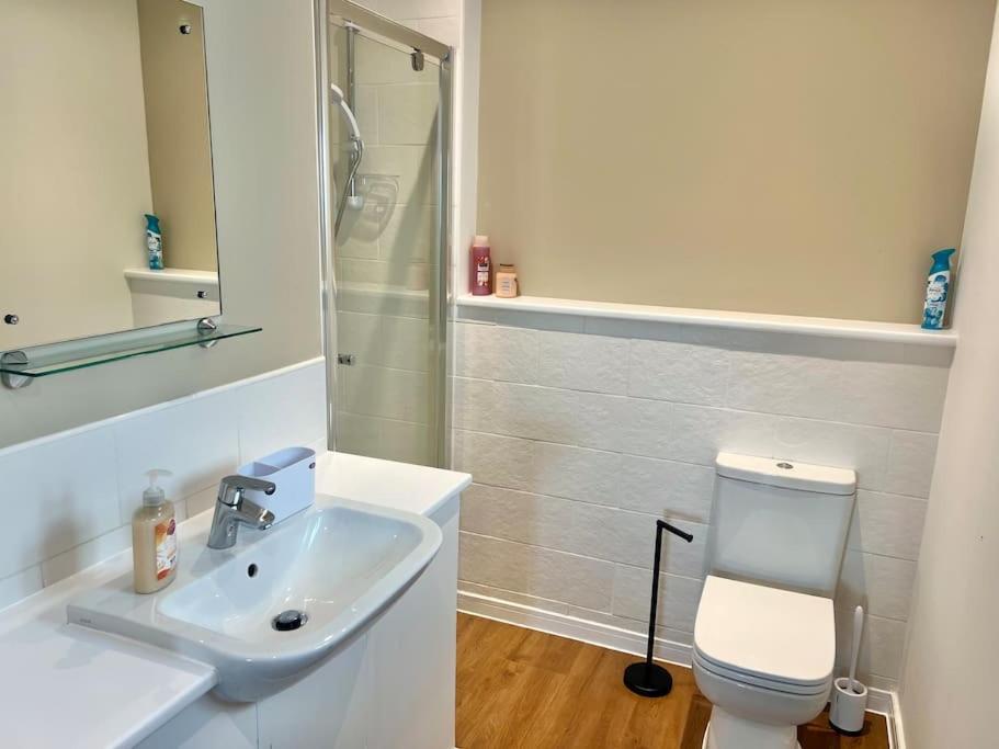 - 5 Bedrooms 4 Bathrooms - Private Parking Holiday home