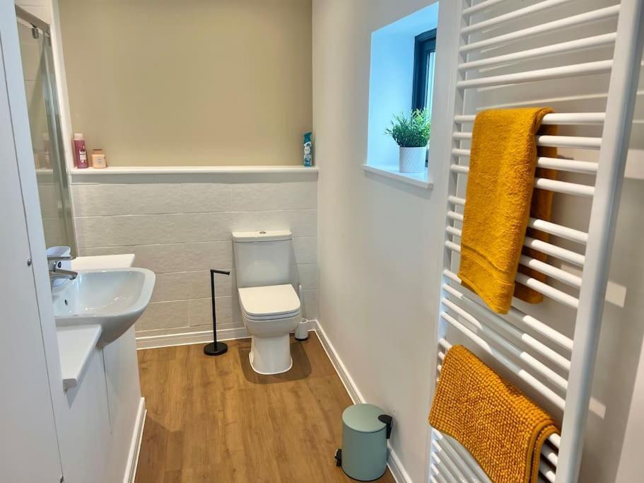 Holiday home - 5 Bedrooms 4 Bathrooms - Private Parking *