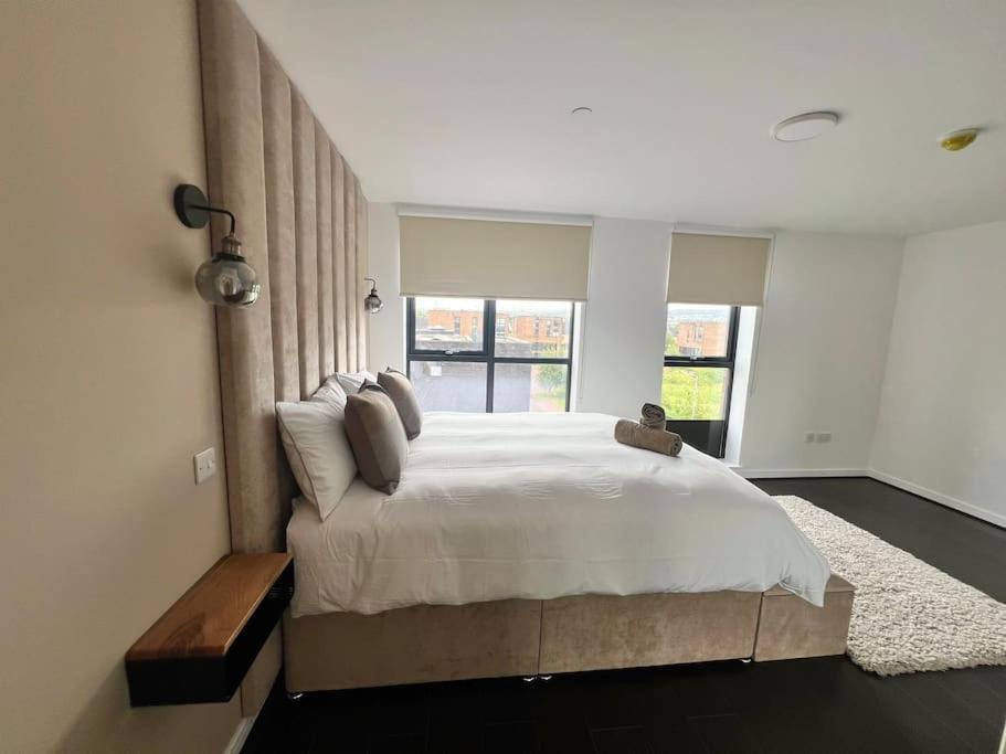 - 5 Bedrooms 4 Bathrooms - Private Parking *