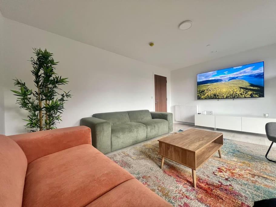 - 5 Bedrooms 4 Bathrooms - Private Parking