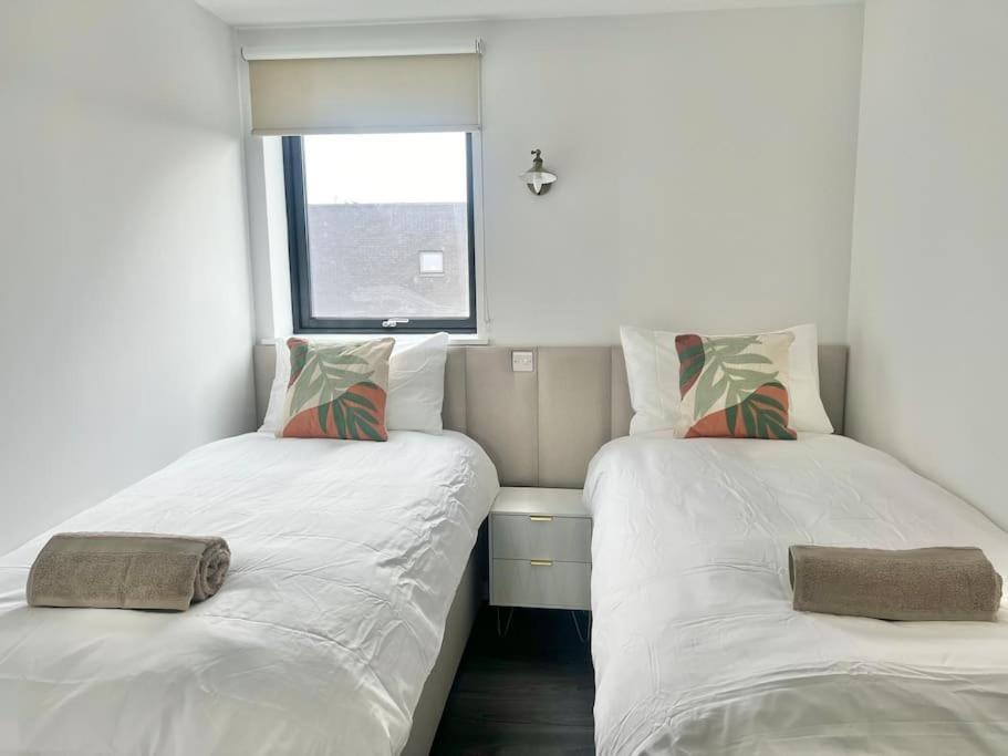 Holiday home - 5 Bedrooms 4 Bathrooms - Private Parking