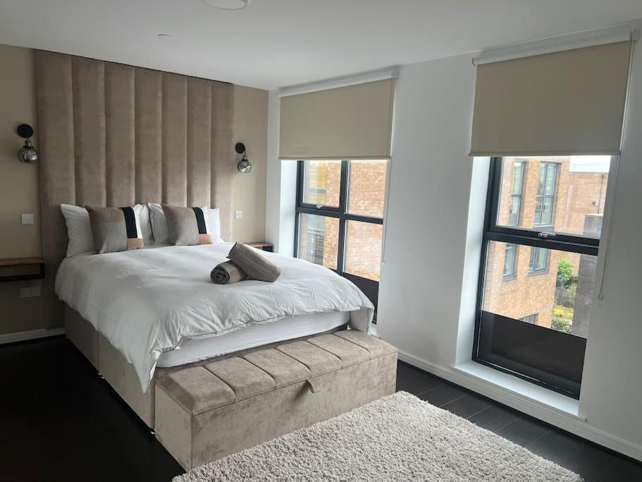 - 5 Bedrooms 4 Bathrooms - Private Parking Holiday home *