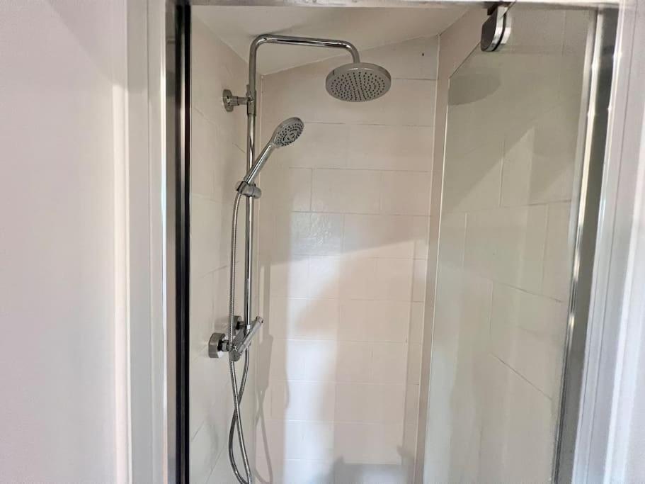 Holiday home - 5 Bedrooms 4 Bathrooms - Private Parking *