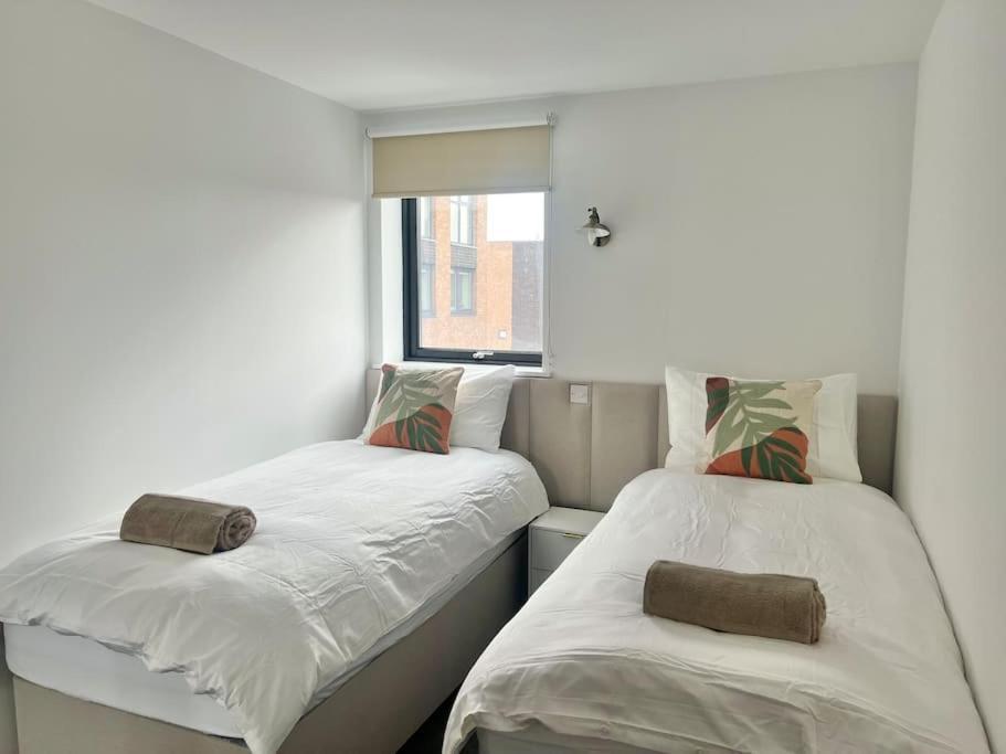 - 5 Bedrooms 4 Bathrooms - Private Parking Glasgow