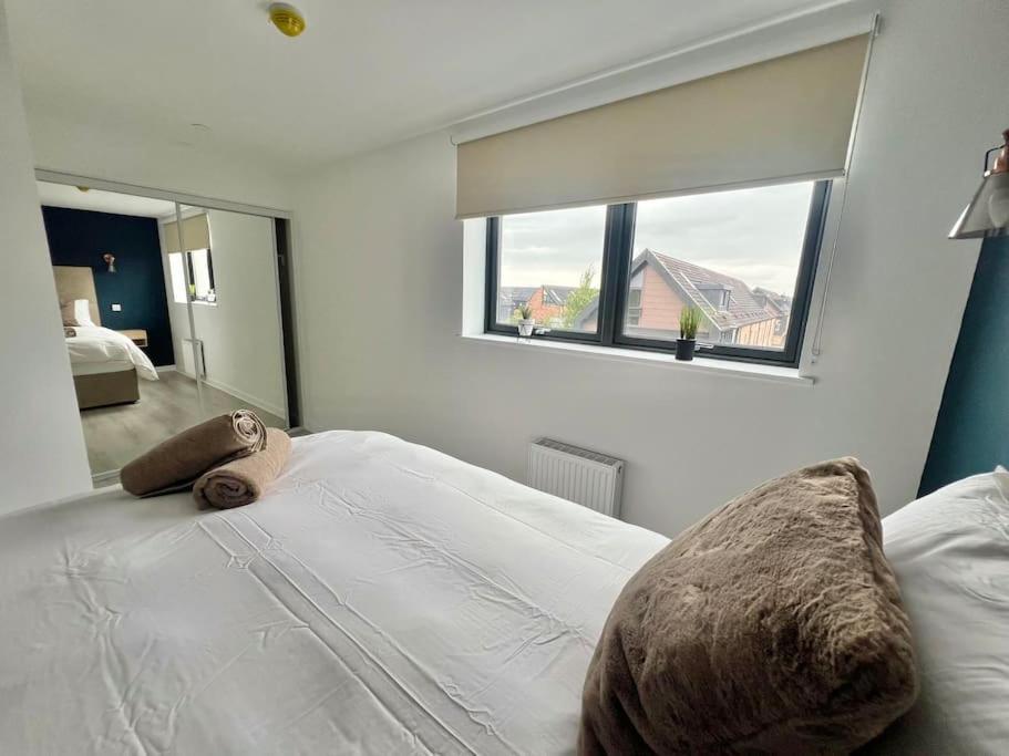 - 5 Bedrooms 4 Bathrooms - Private Parking