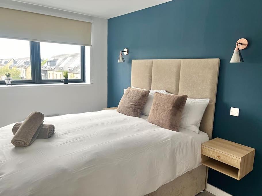 - 5 Bedrooms 4 Bathrooms - Private Parking Holiday home