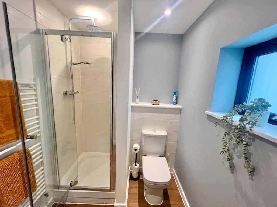 - 5 Bedrooms 4 Bathrooms - Private Parking Glasgow