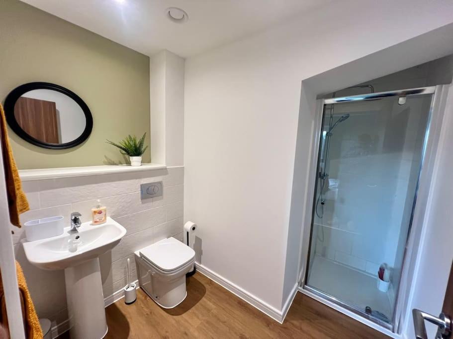 Holiday home - 5 Bedrooms 4 Bathrooms - Private Parking *